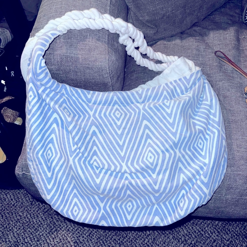 Old Navy Beach Bag. White Blue Geometric Pattern. Twisted Straps zip pocket.